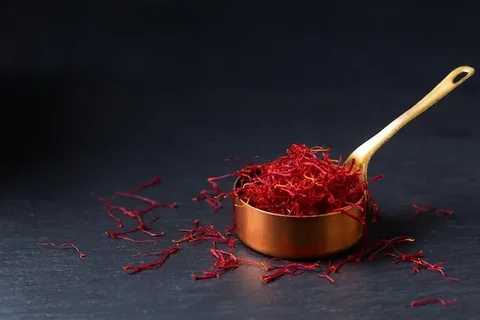 زعفران پودری بهرامن با رنگ‌ دهی بالا و بسته‌ بندی شکیل